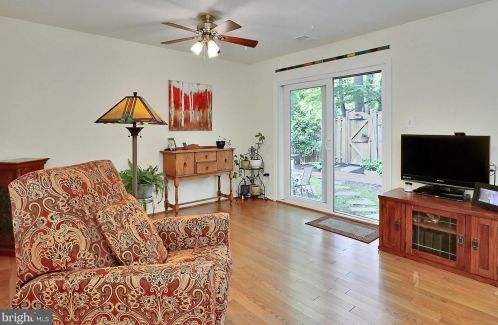 9271 Sprucewood Rd, Springfield VA  22015-3559 exterior