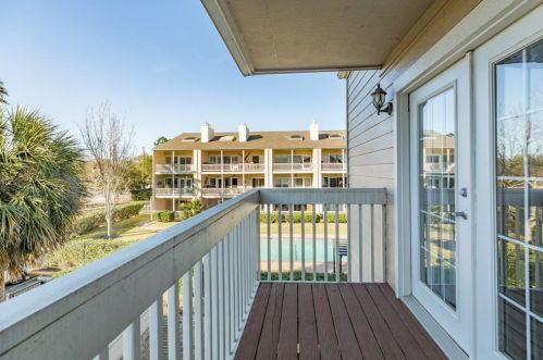 22 Mariner Village Dr, Taylor Lake Village TX 77586-5448 exterior