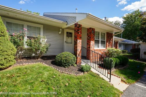 92 Arrowwood Ct, Tinton Falls, NJ 07701-6717