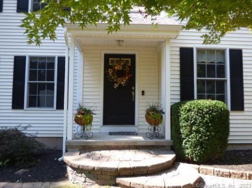 162 Blatchley Ave, Southington, CT 06489-4101