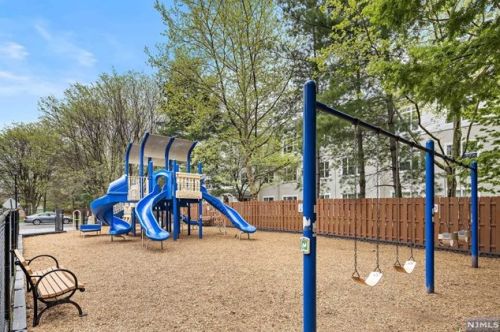 505 Smith Ct, Edgewater NJ  07020-1668 exterior