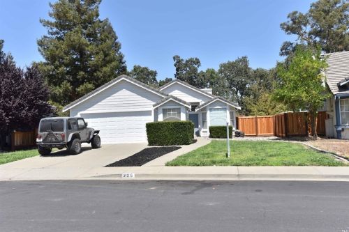 325 Oak Valley Dr, Vacaville, CA 95687-5102