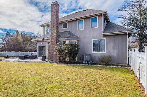 2 Wheatfield Dr, Wallingford CT  06492-5453 exterior