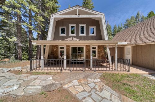 1290 Lassen View Dr, Peninsula Village, CA 96137-9541