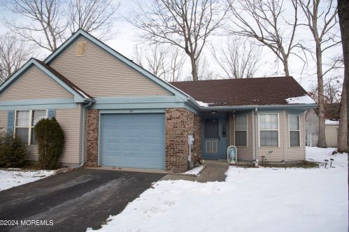 521 Petunia Ln, Lakehurst, NJ 08759-4319