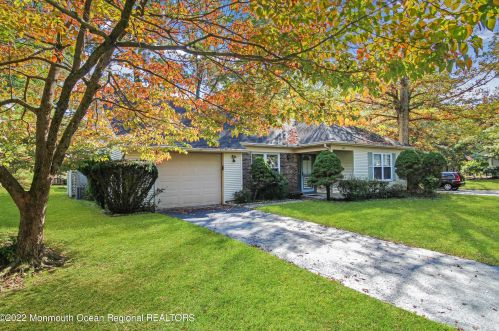 644 Petunia Ln, Lakehurst, NJ 08759-4320