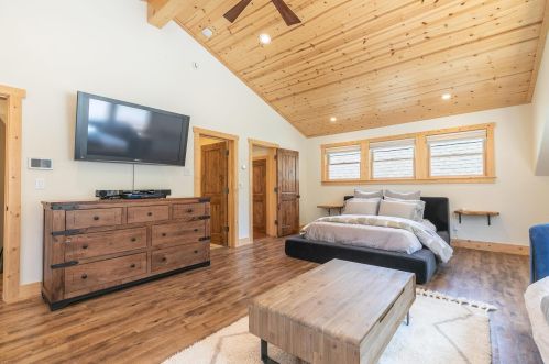 196 Basque Dr, Truckee CA  96161-3917 exterior