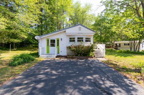 2 Marilyn Dr, Allenstown, NH 03275-2217