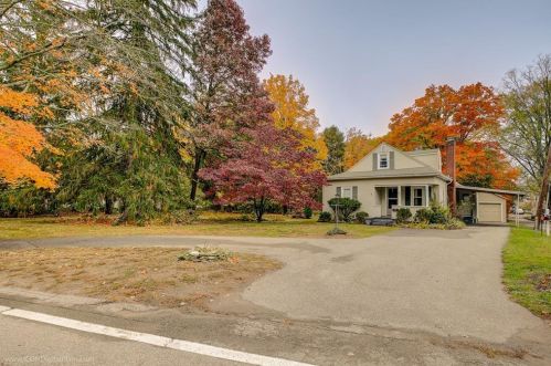 98 Wood St, Coventry, RI 02816-5828