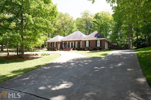 63 Laurel Lakes Dr, Carrollton, GA 30116-5801