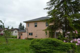 229 12th St, Raymond, WA 98577-2704