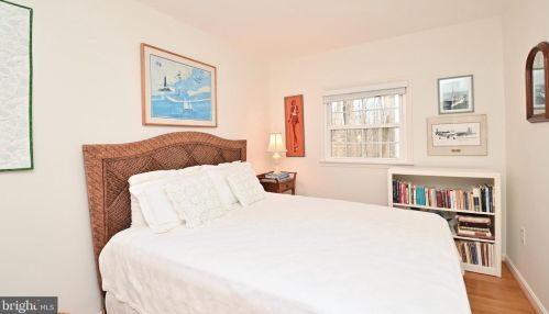 7724 Carrleigh Pkwy, Springfield VA  22152-1307 exterior