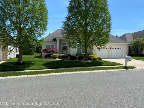 8 Julianne Ct, East Freehold, NJ 07728-9253
