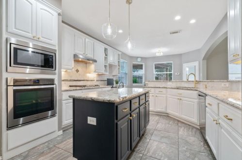 130 Evangeline Oaks Cir, Conroe TX  77384-5010 exterior