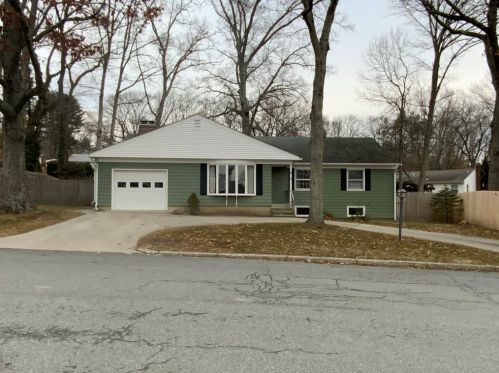 5 Barbara Ann Dr, Providence, RI 02911-1103