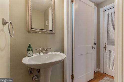 302 Crestwood Ave, Haddonfield NJ 08033-2917 exterior