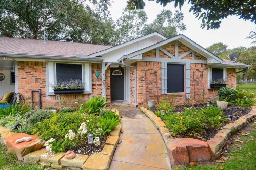 2411 Orange St, Waller, TX 77484-8330