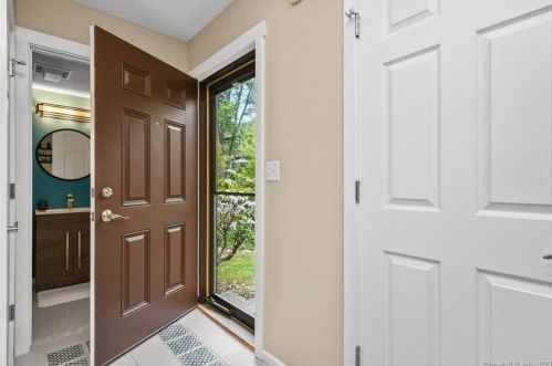 11 Meadow Ave, Woodbury, CT 06798-3921