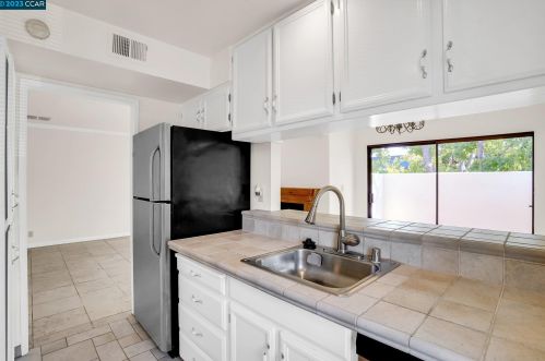 72 Mozden Ln, Concord CA  94523-3369 exterior