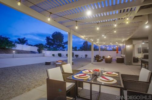 5057 Bella Collina St, Oceanside CA  92056-1924 exterior