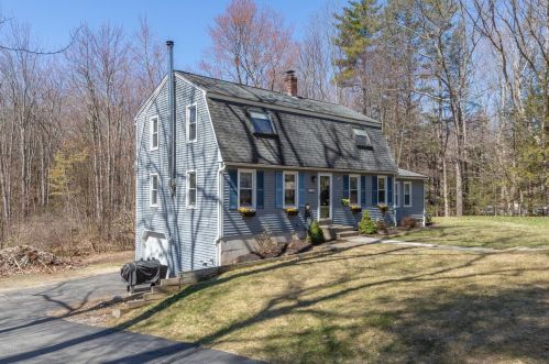 25 Holmeswood Dr, Sandown, NH 03873-2135