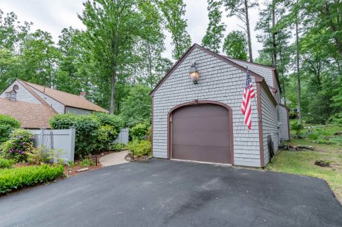9 Guilford Ln, Nashua, NH 03063-1505