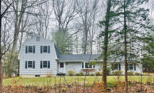 111 Ravenwood Dr, Waterbury, CT 06762-1524