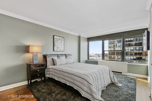 1560 Sandburg Ter, Chicago IL  60610-1313 exterior