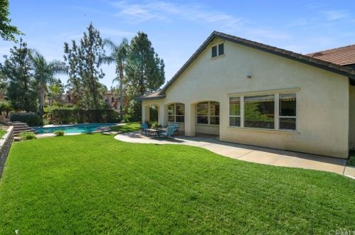 7470 Chateau Rdg Ln, Riverside CA  92506-7542 exterior