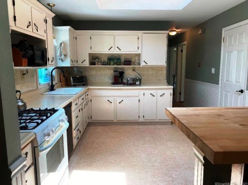 94 Twin Brook Ter, Upper Stepney, CT 06468-1808