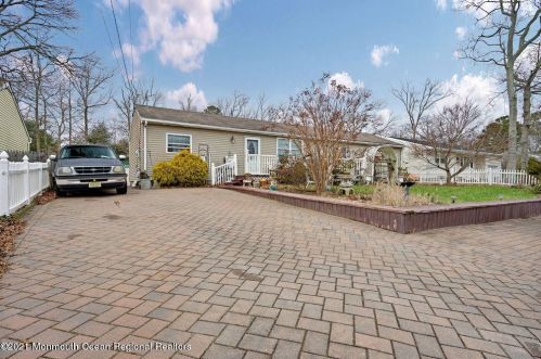 332 Constitution Dr, Lacey, NJ 08731-1728