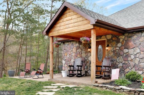 1339 Mountain Lake Rd, Hedgesville, WV 25427-3861