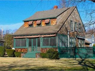 6 Highland Rd, Bristol, RI 02809-1313