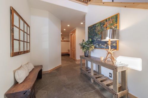 10240 Valmont Trl, Truckee CA  96161-2072 exterior