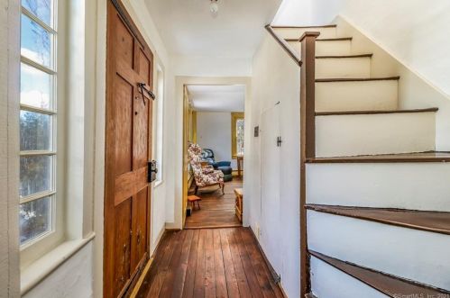 16 Chestnut Hill Rd, Sandy Hook, CT 06482-1519