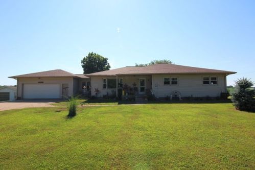 8208 301st St, Hillsdale, IL 61257-9731