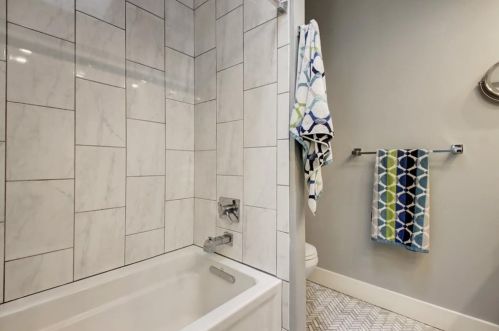 6904 Dogwood Holw, Austin TX  78750-8213 exterior