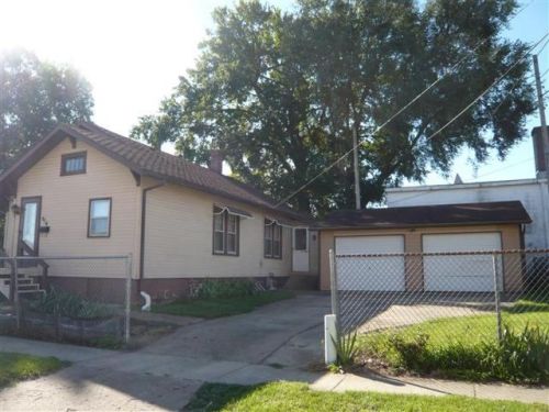 614 Jefferson Ave, Charleston, IL 61920-1568