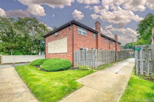 200 Linn Ct, North Aurora IL  60542-1393 exterior