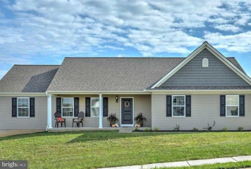 1121 Scarlet Dr, York, PA 17408-9437