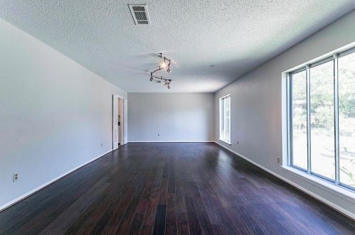 600 Blue Lk Dr, Fort Worth TX  76103-1108 exterior