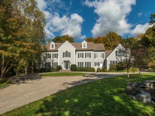 17 Midwood Dr, Greenwich CT  06831-4411 exterior