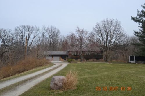 611 8th Ave, Silvis, IL 61282-2332