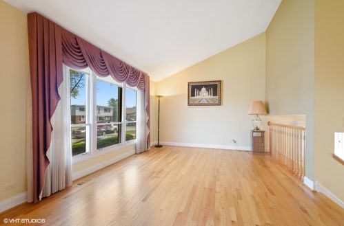 9065 Barberry Ln, Des Plaines, IL 60016-4203