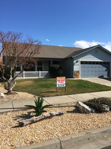 1443 Elaine Way, Medford, OR 97501-2890