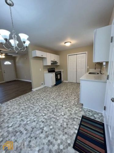 22 Smith St, Newnan, GA 30263-1804
