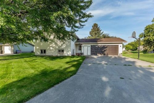 122 13th Ave, Casselton, ND 58012-3432