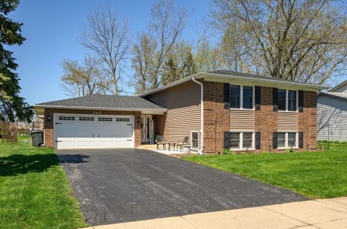 960 Wisconsin Ln, Elk Grove Vlg, IL 60007-2956