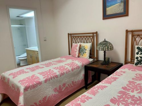 3075 La Pietra Cir, Honolulu, HI 96815-4736