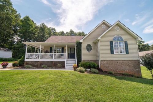 148 Howards Manor Dr, Rustburg, VA 24588-3675